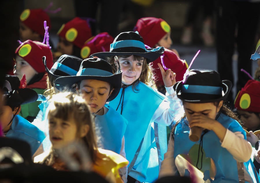 Niños vestidos de medusas, hortalizas, personajes de cuentos y emoticonos inundan de color la Gran Vía y el Casco Viejo a ritmo de charanga 