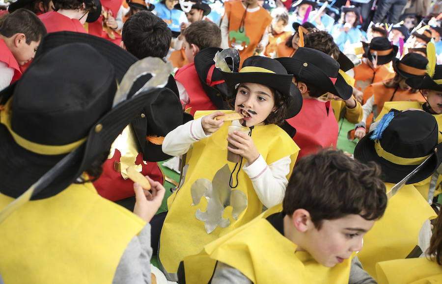 Niños vestidos de medusas, hortalizas, personajes de cuentos y emoticonos inundan de color la Gran Vía y el Casco Viejo a ritmo de charanga 