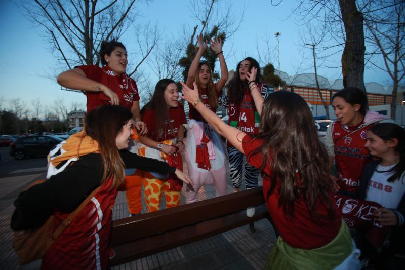 Fotos: La afición del Lointek apoya a su equipo en la Copa de la Reina