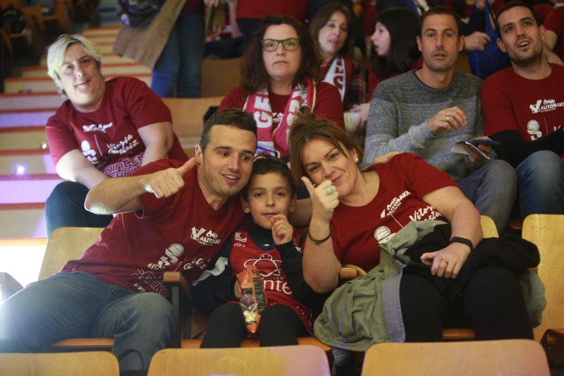 Fotos: La afición del Lointek apoya a su equipo en la Copa de la Reina