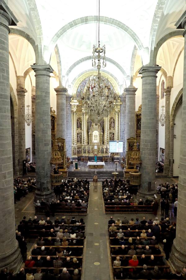 La iglesia de Santa María la Real de Azkoitia se ha quedado pequeña este sábado para acoger a los cientos de personas que han asistido al funeral por el alma del expresidente del PNV Xabier Arzalluz, fallecido el pasado a los 86 años