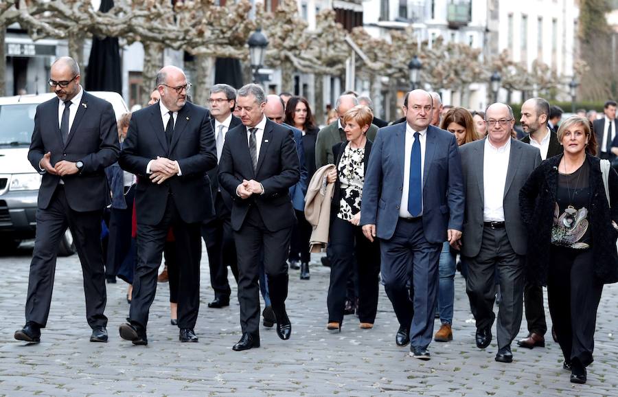 La iglesia de Santa María la Real de Azkoitia se ha quedado pequeña este sábado para acoger a los cientos de personas que han asistido al funeral por el alma del expresidente del PNV Xabier Arzalluz, fallecido el pasado a los 86 años