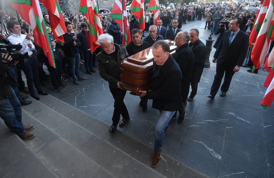 La iglesia de Santa María la Real de Azkoitia se ha quedado pequeña este sábado para acoger a los cientos de personas que han asistido al funeral por el alma del expresidente del PNV Xabier Arzalluz, fallecido el pasado a los 86 años