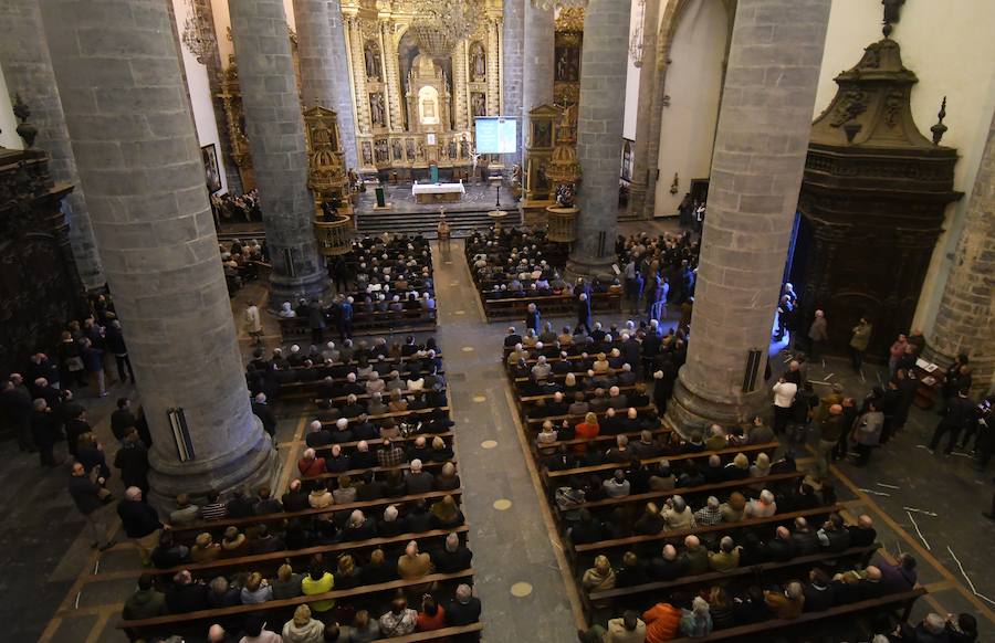 La iglesia de Santa María la Real de Azkoitia se ha quedado pequeña este sábado para acoger a los cientos de personas que han asistido al funeral por el alma del expresidente del PNV Xabier Arzalluz, fallecido el pasado a los 86 años