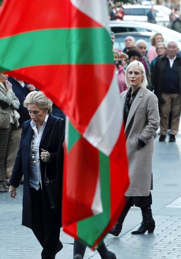 La iglesia de Santa María la Real de Azkoitia se ha quedado pequeña este sábado para acoger a los cientos de personas que han asistido al funeral por el alma del expresidente del PNV Xabier Arzalluz, fallecido el pasado a los 86 años