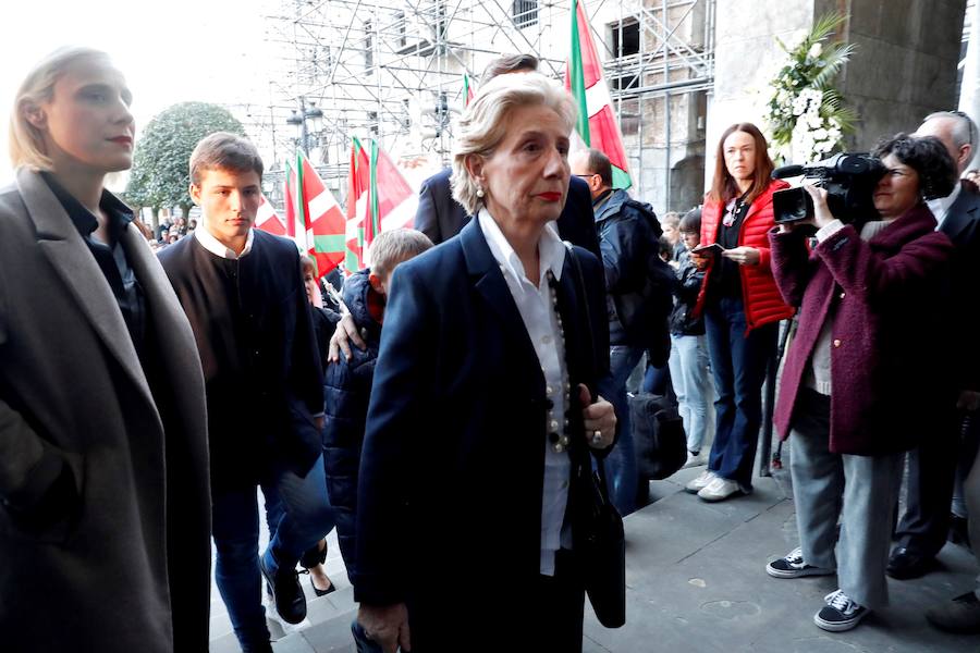 La iglesia de Santa María la Real de Azkoitia se ha quedado pequeña este sábado para acoger a los cientos de personas que han asistido al funeral por el alma del expresidente del PNV Xabier Arzalluz, fallecido el pasado a los 86 años