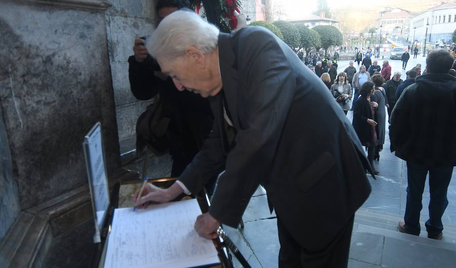 La iglesia de Santa María la Real de Azkoitia se ha quedado pequeña este sábado para acoger a los cientos de personas que han asistido al funeral por el alma del expresidente del PNV Xabier Arzalluz, fallecido el pasado a los 86 años