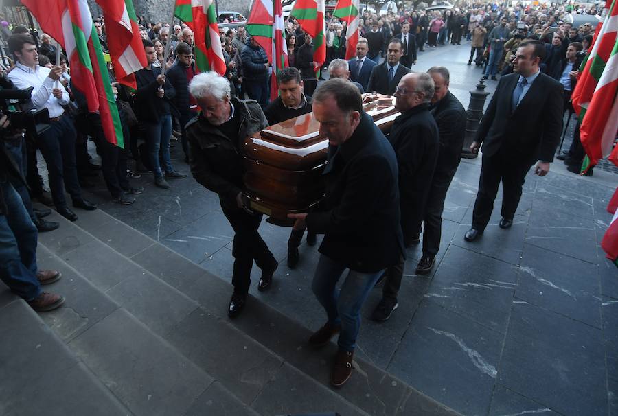 La iglesia de Santa María la Real de Azkoitia se ha quedado pequeña este sábado para acoger a los cientos de personas que han asistido al funeral por el alma del expresidente del PNV Xabier Arzalluz, fallecido el pasado a los 86 años