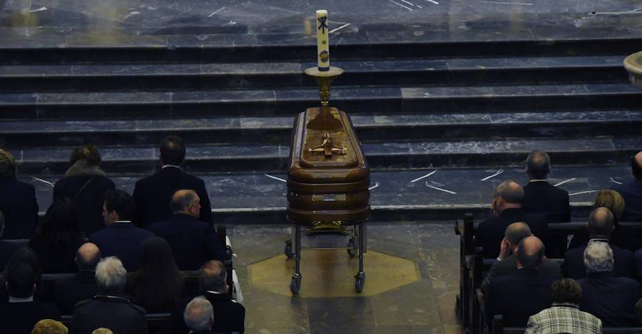 La iglesia de Santa María la Real de Azkoitia se ha quedado pequeña este sábado para acoger a los cientos de personas que han asistido al funeral por el alma del expresidente del PNV Xabier Arzalluz, fallecido el pasado a los 86 años