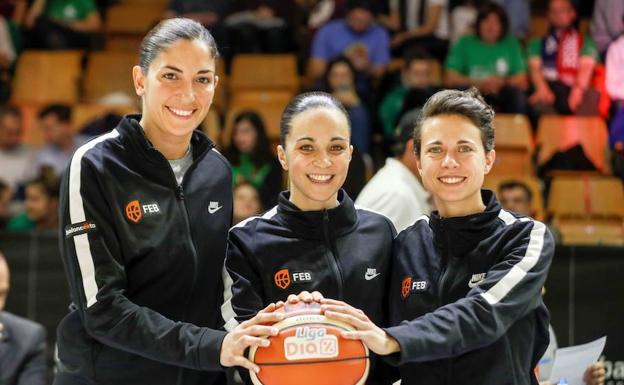 Yasmina Alcaraz, en el centro de la imagen, y Sara Peláez, a la derecha, son dos de las tres colegiadas que arbitrarán este domingo la final de la Copa de la Reina.