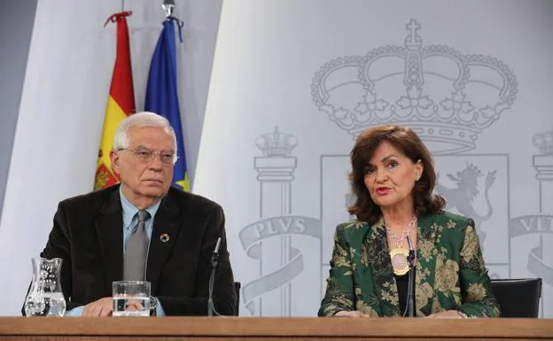 La vicepresidenta del Gobierno, Carmen Calvo, y el ministro de Asuntos Exteriores, Josep Borrell, durante la rueda de prensa tras la reunión del último Consejo de Ministros que ha presidido Pedro Sánchez.