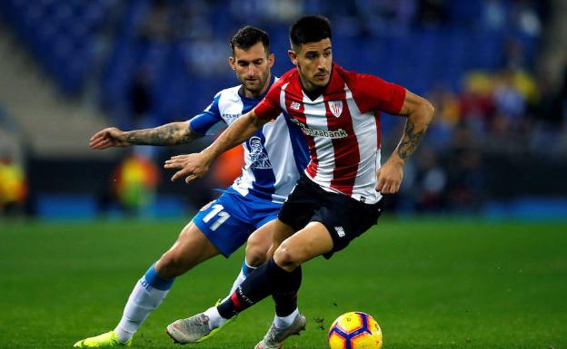 Yuri Berchiche controla un balón ante Baptistao.