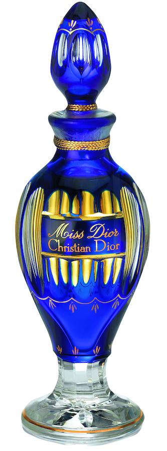 Imagen secundaria 2 - 'Fête joyeuse', línea 'A', 1955. Abajo, conjunto 'Bar', línea 'Corola' de alta costura, 1947, y 'Miss Dior' en cristal Baccarat, del mismo año.