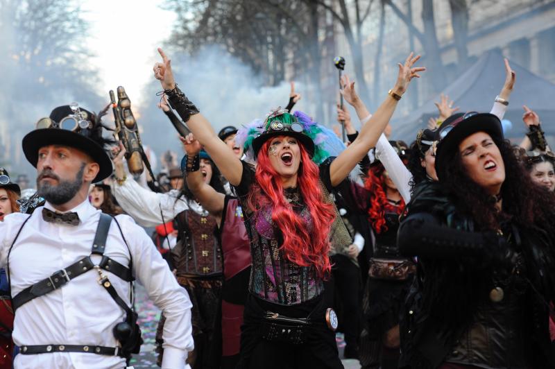 Los participantes han desfilado por el centro de la villa con sus trajes, preparados con mimo hasta minutos antes del acto 