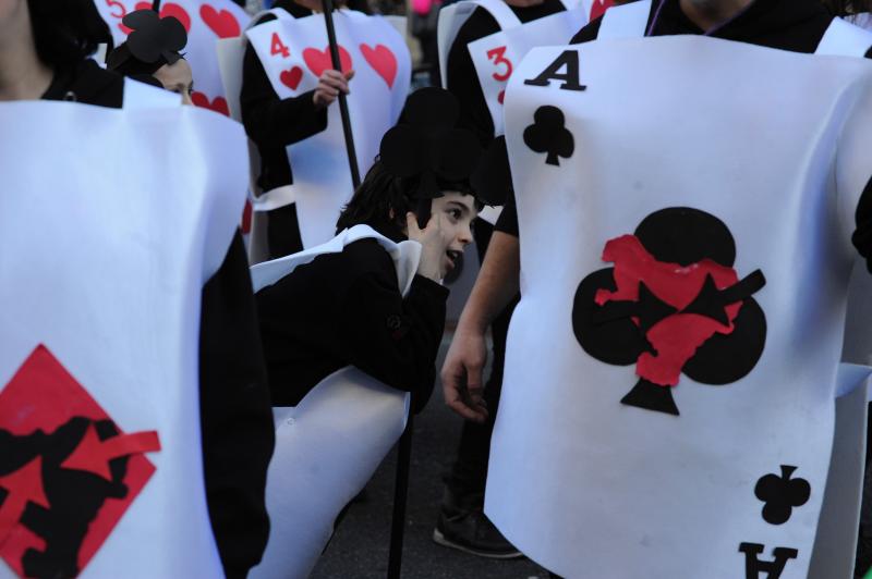 Los participantes han desfilado por el centro de la villa con sus trajes, preparados con mimo hasta minutos antes del acto 