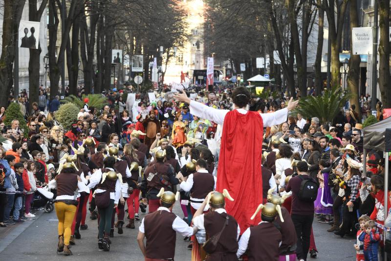 Los participantes han desfilado por el centro de la villa con sus trajes, preparados con mimo hasta minutos antes del acto 