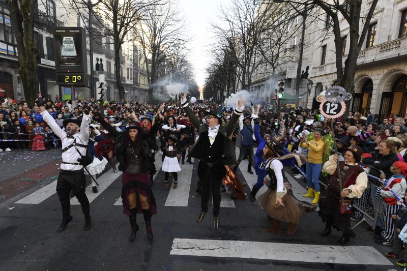 Los participantes han desfilado por el centro de la villa con sus trajes, preparados con mimo hasta minutos antes del acto 