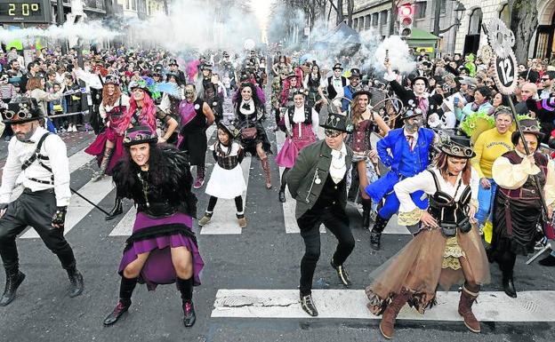Las coreografías bien ensayadas siempre ayudan a los grupos grandes en su lucimiento, como ocurrió ayer en el desfile de Bilbao.