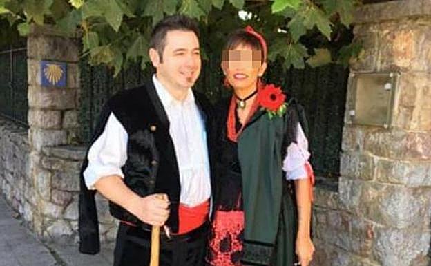 Pedro y Katia, vestidos con los trajés típicos aturianos.
