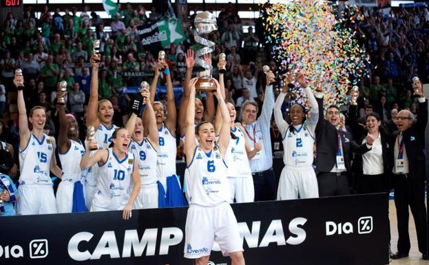 Las jugadoras del Perfumerías Avenida celebran el triunfo en la Copa de la Reina.