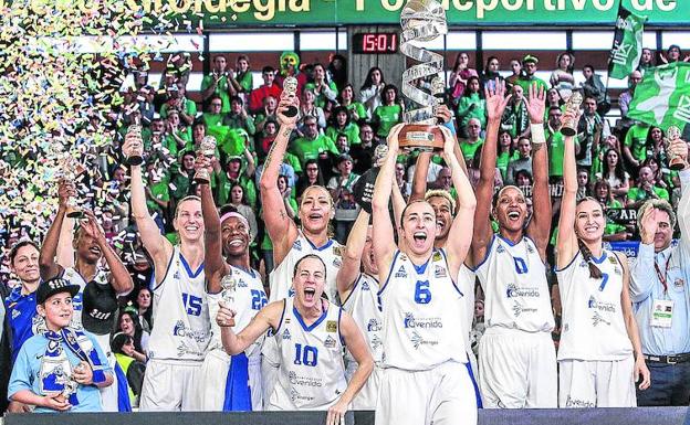 La plantilla del Perfumerías Avenida, con Silvia Domínguez al frente, celebra el título de Copa conquistado en Vitoria.