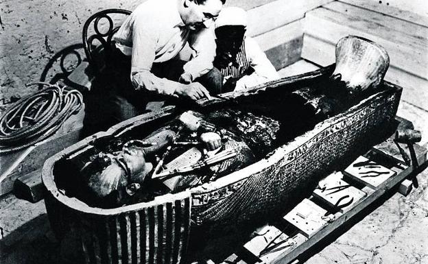 Howard Carter examina el sarcófago en 1922.