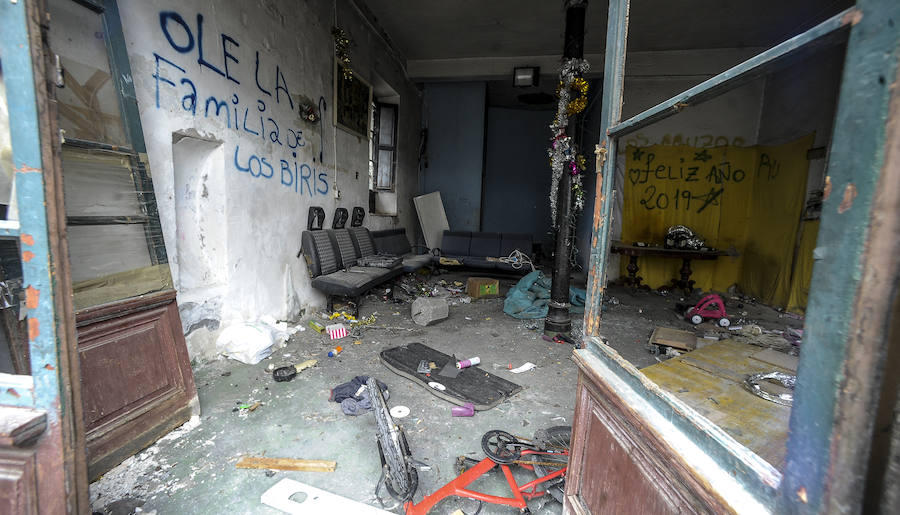Lonja de un edificio de la calle Camino del Arsenal, que será demolido en los próximos meses.