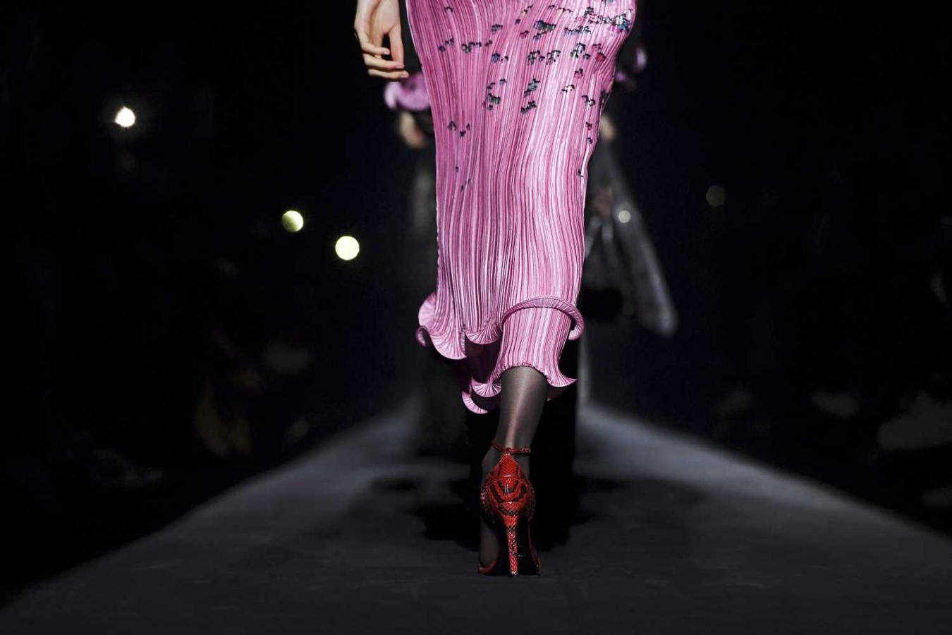 Modelo desfilando con una falda plisada, durante la presentación de la colección Givenchy en la semana de la moda de París, Francia 