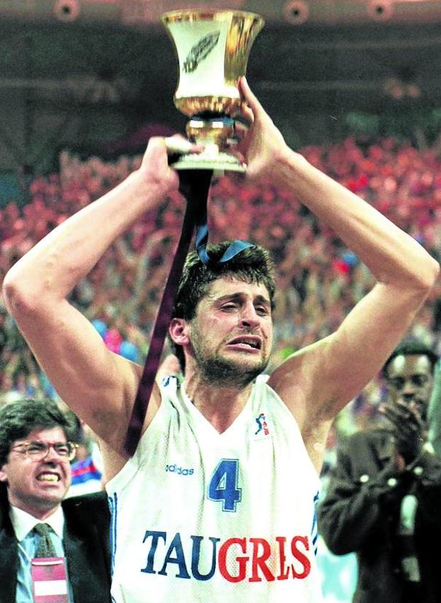 «El día antes pasé muchos nervios, tenía muchas ganas de que llegara el partido del Araba. Ya era hora de ganarla», comparte Marcelo Nicola, en la foto con el trofeo de campeón en Vitoria.