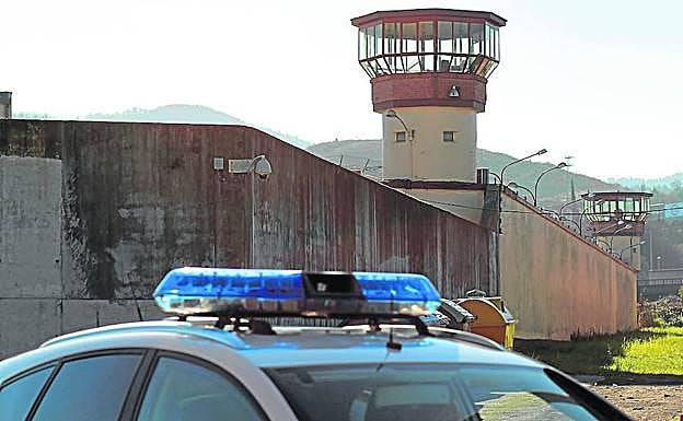 Los dos presos etarras llegaron a Basauri en agosto procedentes de la cárcel asturiana de Villabona.