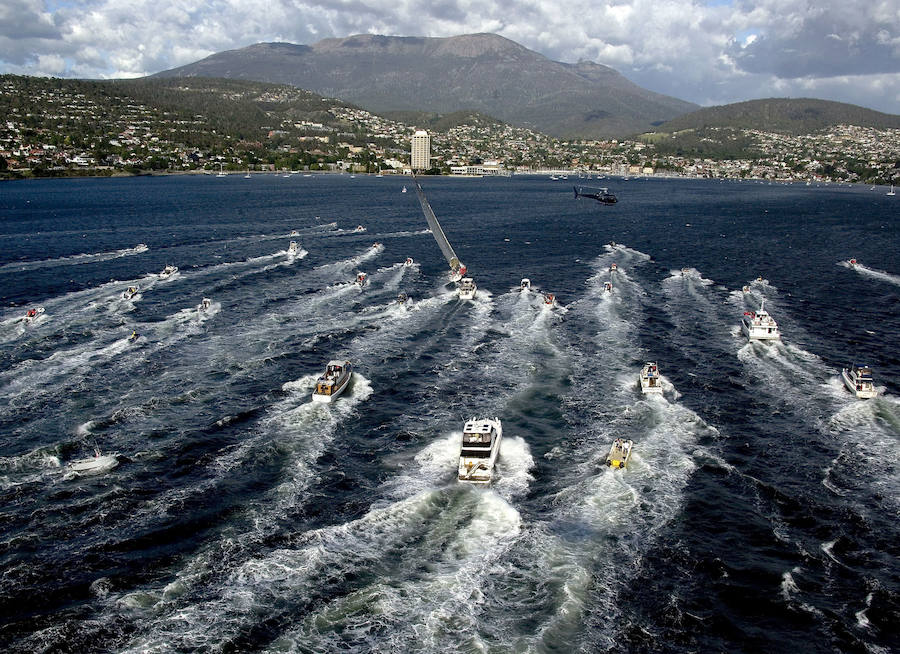El super-maxi australiano Wild Oats es seguido por una nave de espectadores, en la carrera de yates de Sydney-a-Hobart.