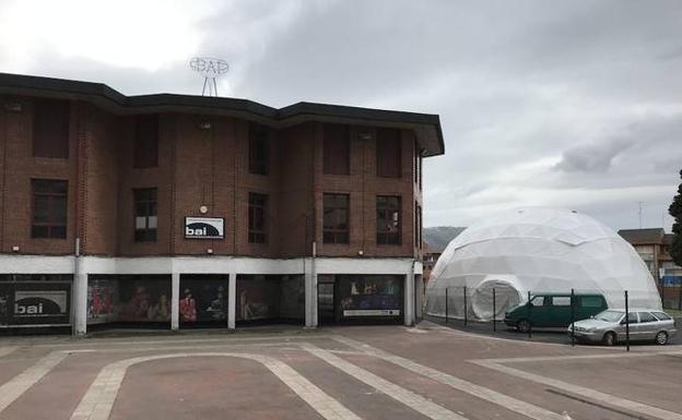 La carpa con forma de domo que acoge el circo se ubica junto a la Escuela de Teatro Bai. 