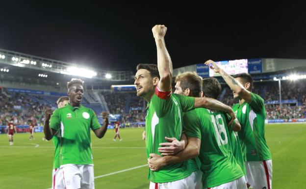 Los jugadores de la Euskal Selekzioa celebran uno de sus goles a Venezuela. 