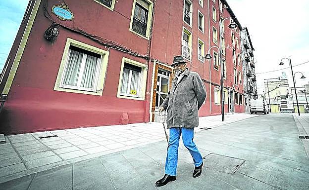 El patriarca José Jiménez, ayer, paseando por la renovada calle Barinaga, semipeatonal y con farolas nuevas. 