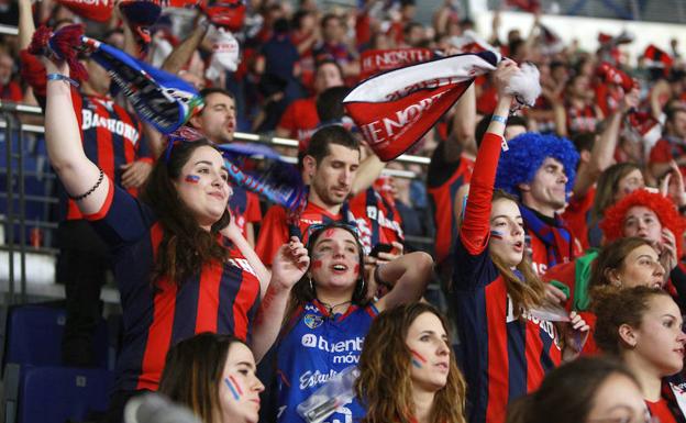 Unas aficionadas animan al Baskonia durante un encuentro de la última Copa del Rey.