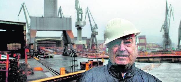 El histórico dirigente de UGT, Nicolás Redondo, en La Naval de Sestao en una visita realizada en diciembre de 2010.