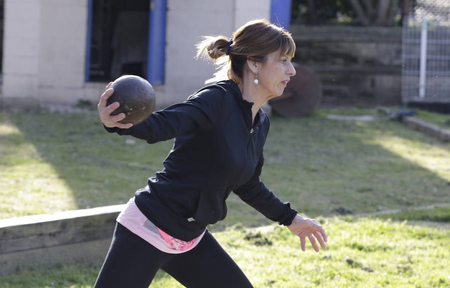 Una treintena de mujeres compite en la modalidad de 'bolos a katxete', un juego con 150 años de historia reservado hasta hace poco a los hombres