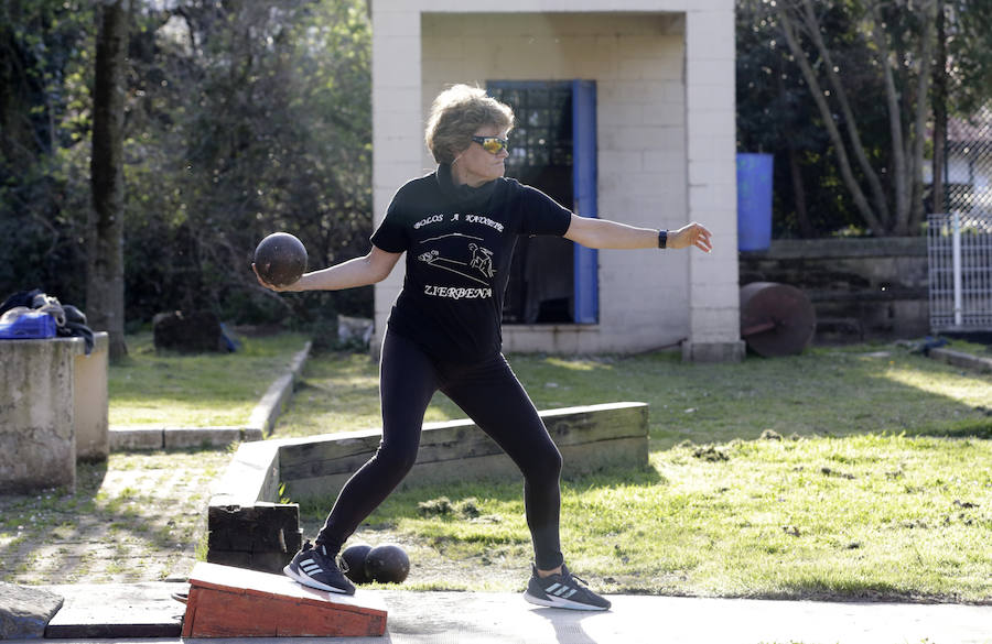 Una treintena de mujeres compite en la modalidad de 'bolos a katxete', un juego con 150 años de historia reservado hasta hace poco a los hombres
