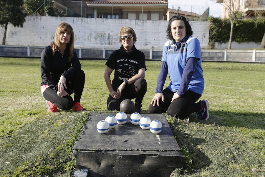 Una treintena de mujeres compite en la modalidad de 'bolos a katxete', un juego con 150 años de historia reservado hasta hace poco a los hombres