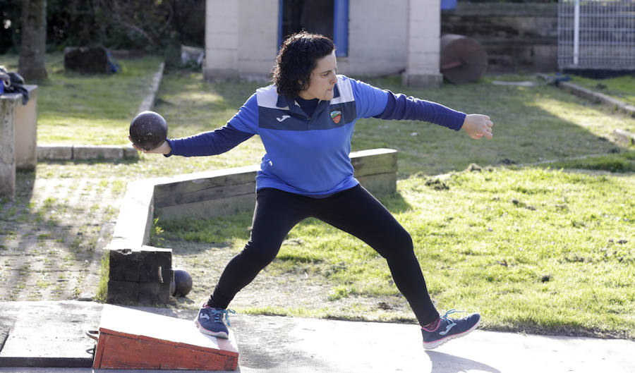 Una treintena de mujeres compite en la modalidad de 'bolos a katxete', un juego con 150 años de historia reservado hasta hace poco a los hombres