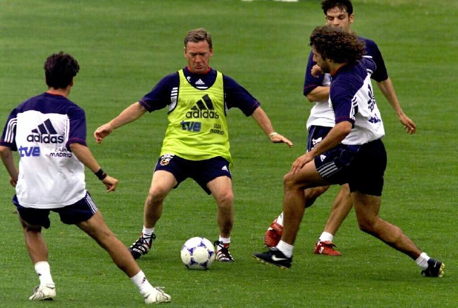 Clemente participa en un partidillo con los jugadores de la selección en 1998.