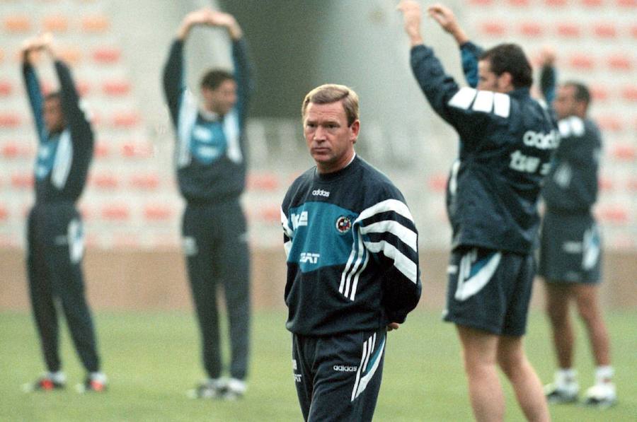 El extrenador del Athletic, con la selección para preparar el partido contra la República Checa para preparar el Mundial de 1998.