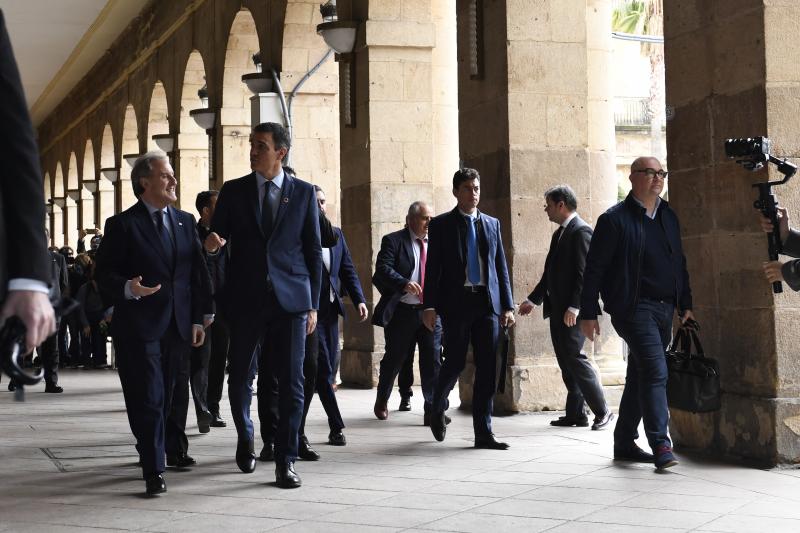 Es el primer presidente de Gobierno que visita la institución. En el acto ha estado el delegado de Gobierno en el País Vasco, Jesús Loza, el alcalde de Bilbao, Juan Mari Aburto, y el presidente de la academia, Andrés Urrutia.