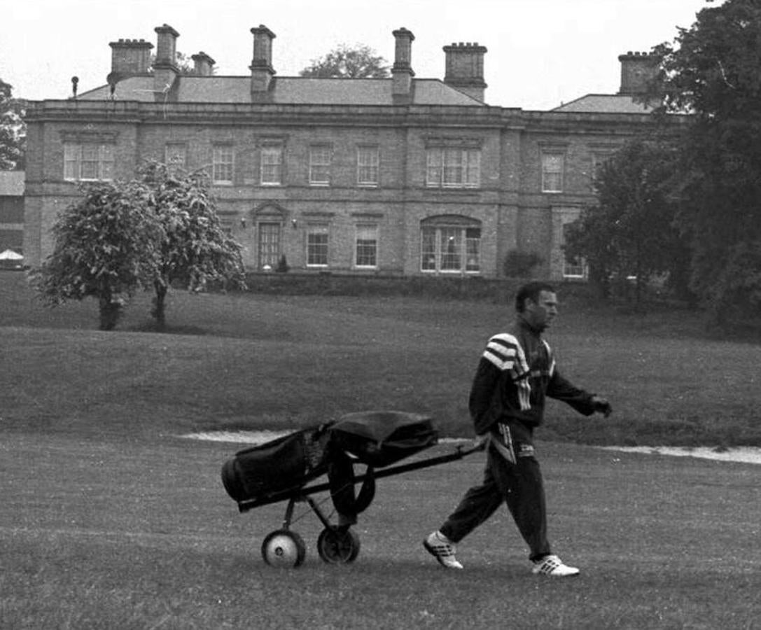 Clemente juega al golf en la concentración de España para preparar la Eurocopa de 1996.