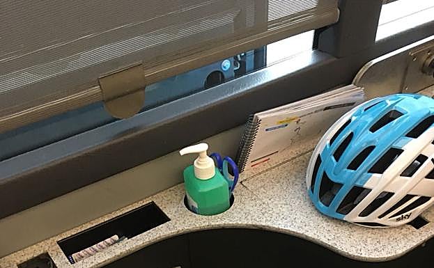 Gel de manos junto al asiento de un corredor en el autbobús del equipo.