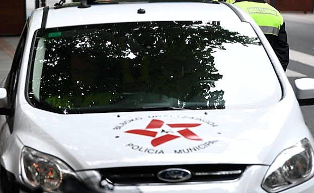 Detenido en Larrabetzu tras recorrer 16 kilómetros sin carné a toda velocidad y con una menor en el coche