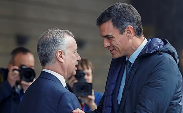 El lehendakari, Iñigo Urkullu, y el presidente del Gobierno, Pedro Sánchez, se saludan hoy en San Sebastián, en la inauguración de la conferencia internacional contra el cambio climático 'Change the change' 