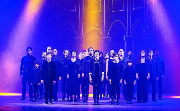 Mística. El elenco de 'Los pilares de la Tierra' interpreta una escena del musical. A la derecha, Teresa Ferrer y Ezequiel Salmán cantan un dueto en la presentación de la obra. Al piano, el compositor Iván Macías.