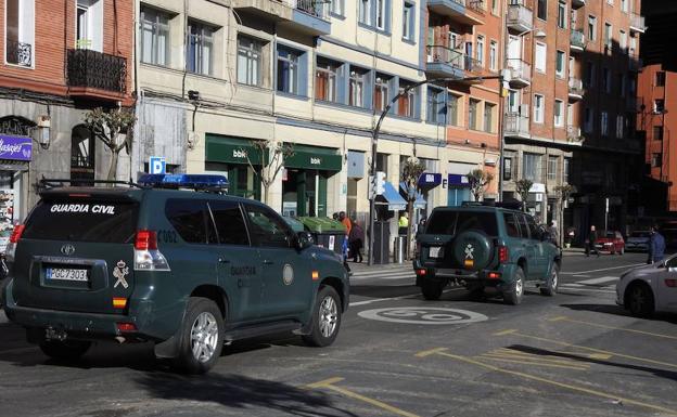 Los dos vehículos de la Guardia Civil en Rekalde.