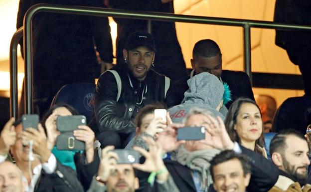 Neymar, lesionado en la grada durante el PSG-Manchester United. 
